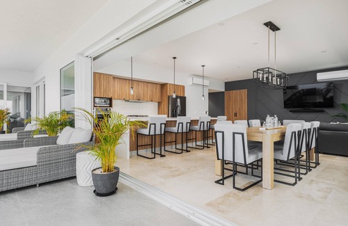 Las Glorias Condo | Luxury Oceanfront 4 BD Condo, 8 pools & rooftop! 4BD Condo for rent in North Hot