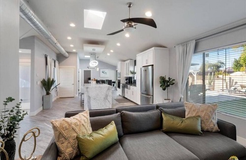 South Scottsdale House | Luxury Oldtown Modern Getaway+Shuffleboard+HeatedPool
