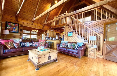 Gatlinburg - Pigeon Forge Cabin | Luxury Rustic Wood Cabin Breathtaking Mountain View’s HotTub, Fast WiFi, POOL