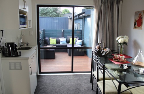 Paraparaumu Beach Apartment | Luxury Spa Studio a Short Walk From Beach, Cafes and Golf Course.