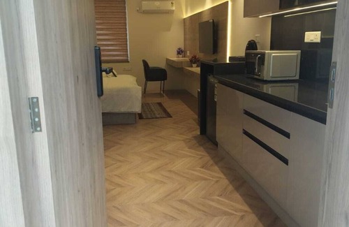 Jaypee Greens Apartment | Luxury spacious rooms in central city opp. metro station 5 min from Pari Chowk