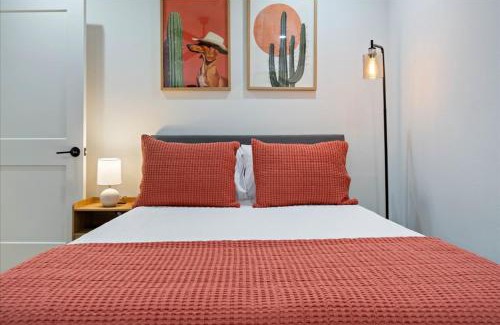 Swede Hill Apartment | Luxury Stay w Ping-Pong & Pool