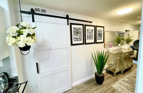 Saskatoon Apartment | Luxury Suite-Unique Quotes Space