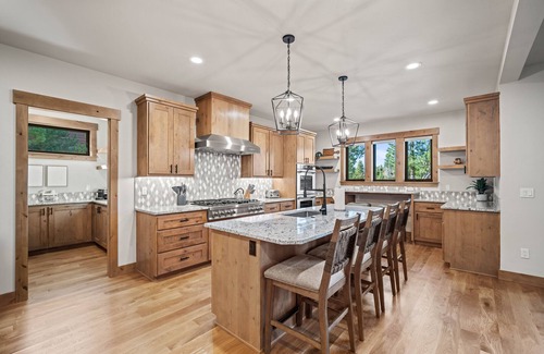 Sunriver House | Luxury Sunriver Escape with BBQ, Hot Tub & Ping Pong