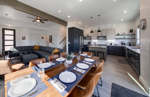Moab South Valley House | Luxury twin home. Beautiful views. Private hot tub. Covered outside patio.