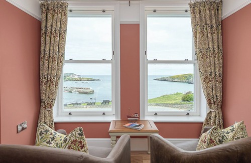 Cemaes Bay House | Luxury Ty Glas Beach House sleeps 22 across 11 ensuite rooms with indoor Swimspa