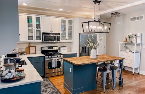 New Buffalo House | Luxury vacation cottage - walk to beach/downtown New Buffalo and pool!