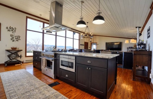 Hot Springs House | Luxury Vacation Home w/Chef`s Kitchen