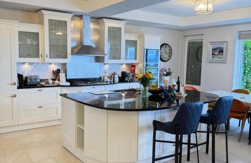 Kilnabrack Upper House | Luxury Vacation Home on the Ring of Kerry-Wild Atlantic Way with Mountain & Sea Views - 5 min walk to Glenbeigh Village - 10 min drive to Rossbeigh Beach & Dooks Golf Course - 30 minute drive from Muckross House and National Park