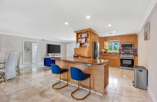 Fort Lauderdale House | Luxury Villa-Heated Amazing Pool-6min to the Beach