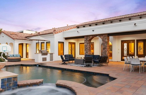 Charnwood House | Luxury Villa in gorgeous Arcadia area 2 Miles from Old Town!