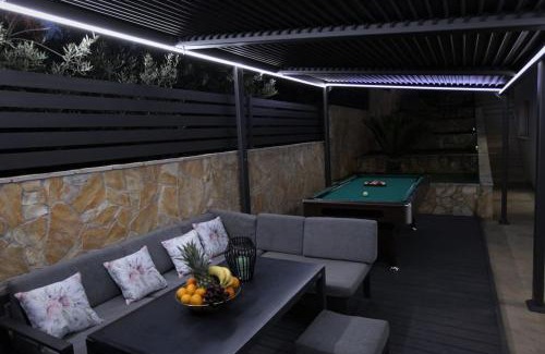 Mastrinka Villa | Luxury Villa Lana Apt, Seaview Terrace, Large Outdoor Space, BBQ