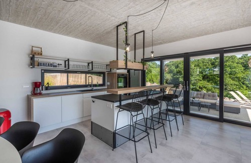 Jadruhi Villa | Luxury Villa Queen B with Pool