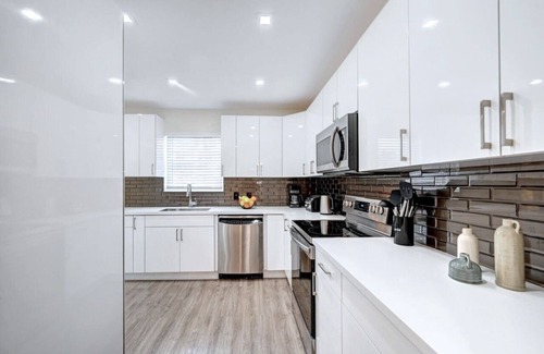 Hollywood Lakes House | Luxury Villa WALK 5 minutes to Hollywood Beach