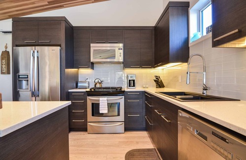 Campbell River Villa | Luxury Villa With Hot Tub & Private Sandy Beach.