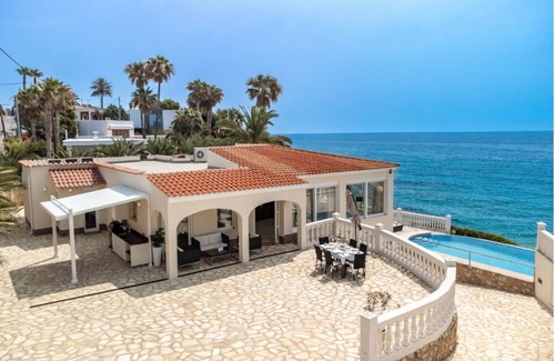 Coveta Fuma House | Luxury villa with its own swimming pool, directly by the sea, stairs to the see.