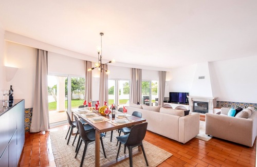 Lagoa e Carvoeiro Villa | Luxury Villa with Heatable Pool and BBQ