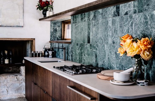 Yellingbo Cottage | Luxury vineyard log cabin in the Yarra Valley