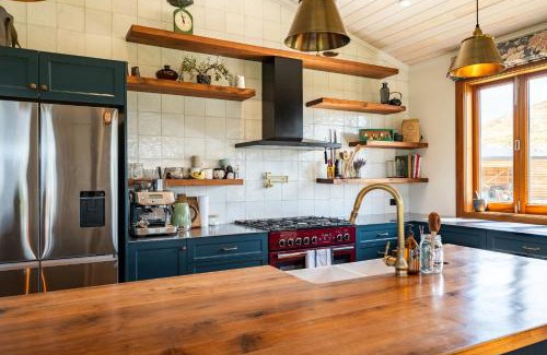 Luggate Villa | Luxury Wanaka villa, hot tub & mountain views