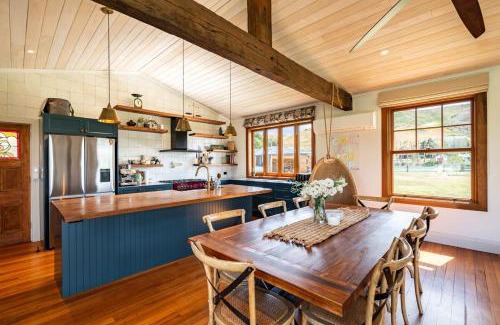 Luggate Villa | Luxury Wanaka villa, hot tub & mountain views