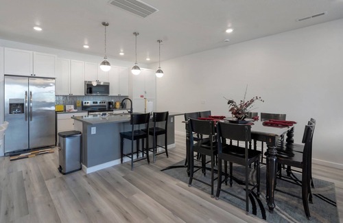 St. George House | "LUXURY WATER PARK. Sleeps 24. 4BR Resort Townhome. Paradise Close to Zion