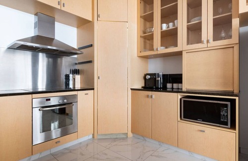 Launceston CBD Apartment | Luxury Waterfront Stay!