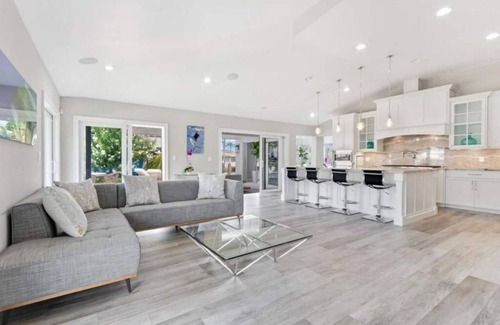 Pompano Isles House | "Luxury waterfront mansion with large pool" Near clear water & sandy beaches !