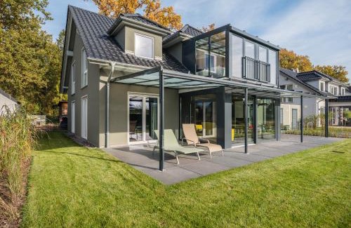 Krakow am See Apartment | Luxus FeWo 122 m² direkt am Wasser mit Boot