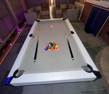 Brunel Apartment | Luxxe House with Hot tub and Pool table