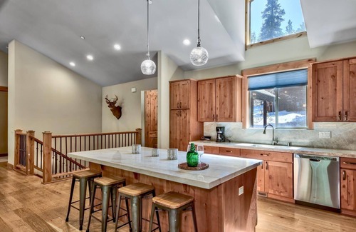 Kingswood Estates House | Lx22 Lake Tahoe north shore 4 bed cabin w/hot tub