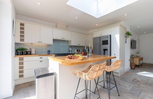 Gloucester House | Lythwood House - Detached Home Close in Gloucester