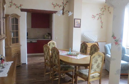 Growaltersdorf Apartment | Märchenpension Rotkäppchen und der Wolf