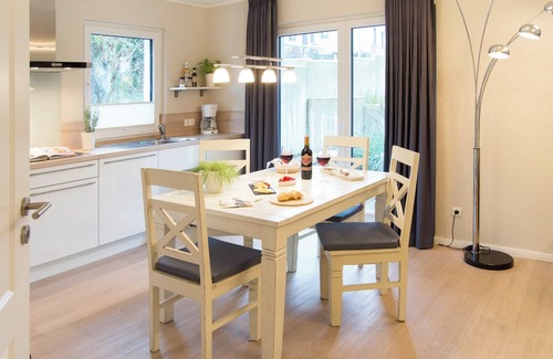 Murwik Apartment | Möwennest - parking space, terrace, washing machine, beach chair, garden furniture, shower