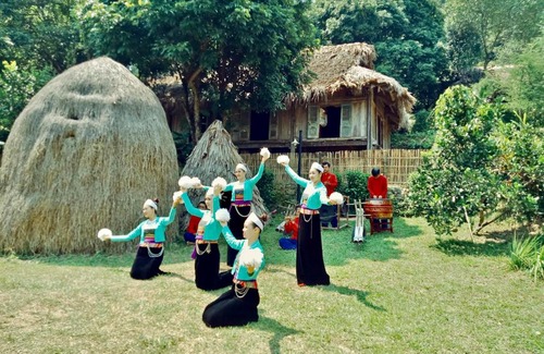 Hoa Binh House | Mường Retreat Hòa Bình Rose room trong Bảo tàng Nghệ thuật