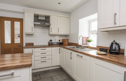 Nefyn House | MAES Y DDOL, family friendly, country holiday cottage in Nefyn