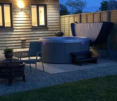 Llanon Other | MAESLLAN CABINS 'Hud Y Machlud'