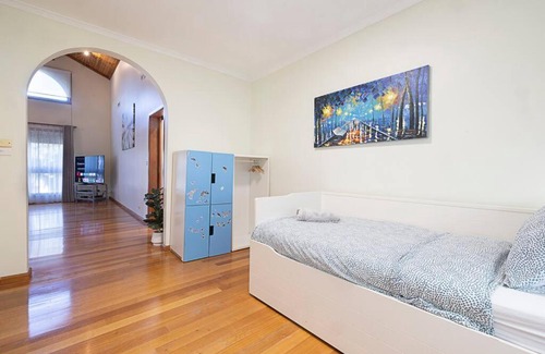 Eltham Villa | Magnificent Eltham House with stunning view