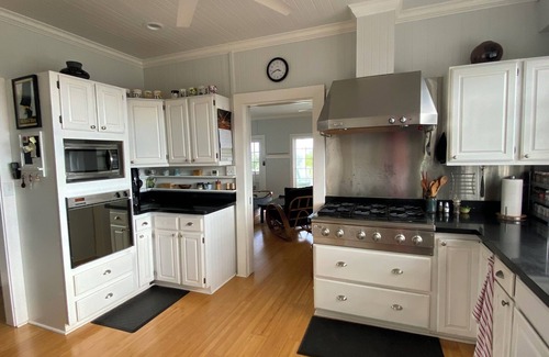 Maunalani Heights House | Magnificent views, spacious and breezy, affordable 3-bedroom home in Paradise