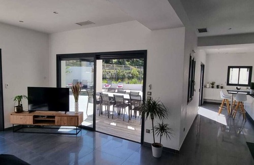 Villetelle Villa | Magnificent villa large jacuzzi private heated pool