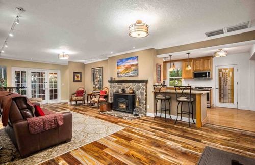 Far West House | Magnificent West Linn Escape on Two Acres, Golf, Hot Tub, Water Feature, 25 Min To Portland