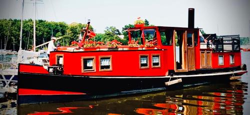 Evran Boat Rental | Magnifique péniche remorqueur à louer