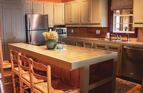 Waterborough House | Magnolia Lane Lakefront Cottage