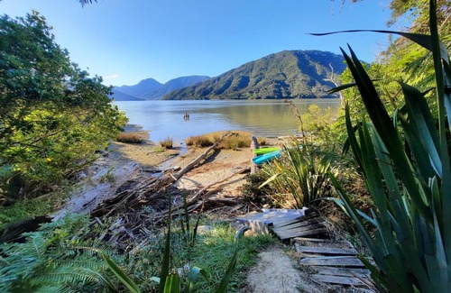 Havelock House | Mahakipawa Waterfront Hideaway - Belvue Bay Home