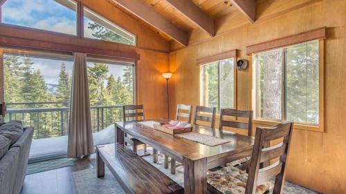 Chamberlands House | Mahogany by AvantStay Snowbird Cabin w Full Chamberlands Access