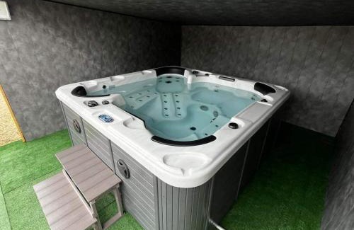 Bouce House | Maison 10 personnes avec piscine jacuzzi, proche du PAL