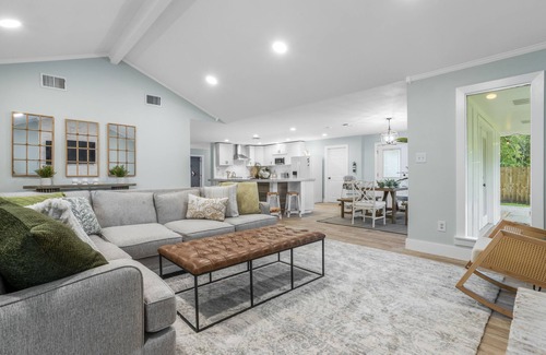 Bay St Louis House | Maison Blanc - 5Bd Close to Everything in Downtown Bay St. Louis!