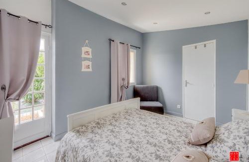 Chatellerault Bed & Breakfast | maison blanche piscine et petit déjeuner