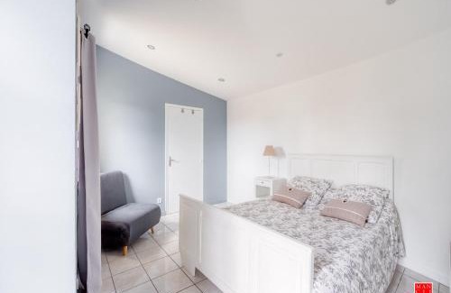 Chatellerault Bed & Breakfast | maison blanche piscine et petit déjeuner