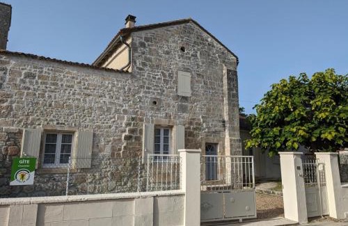 Vindelle House | Maison charentaise rénovée avec jardin privé, proche d'Angoulême et activités en bord de Charente - FR-1-653-208