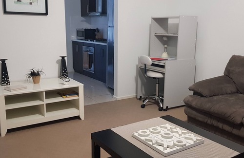 Broken Hill House | Maison de Chocolate MODERN Accommodation